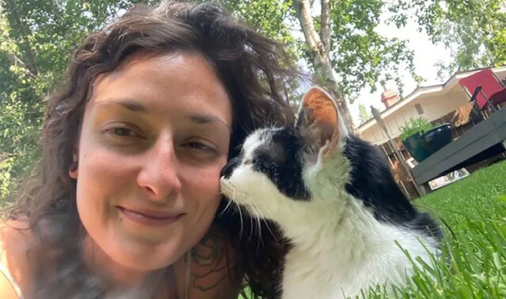 Selfie of Covenant House volunteer Meredith and cat Titters