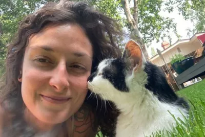 Selfie of Covenant House volunteer Meredith and cat Titters