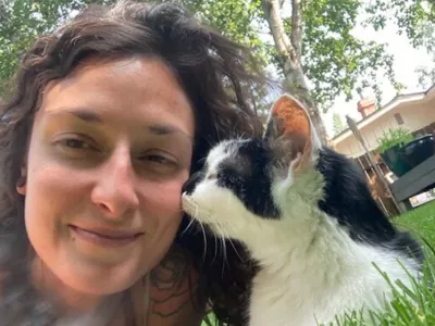 Selfie of Covenant House volunteer Meredith and cat Titters