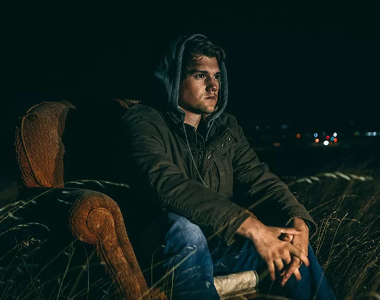 homeless teen sitting outdoors | Covenant House - Donate Now